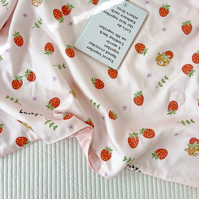 91家纺网 家纺一手货源 找家纺 十九色 2025新款50莱赛尔印花儿童夏被 甜心草莓