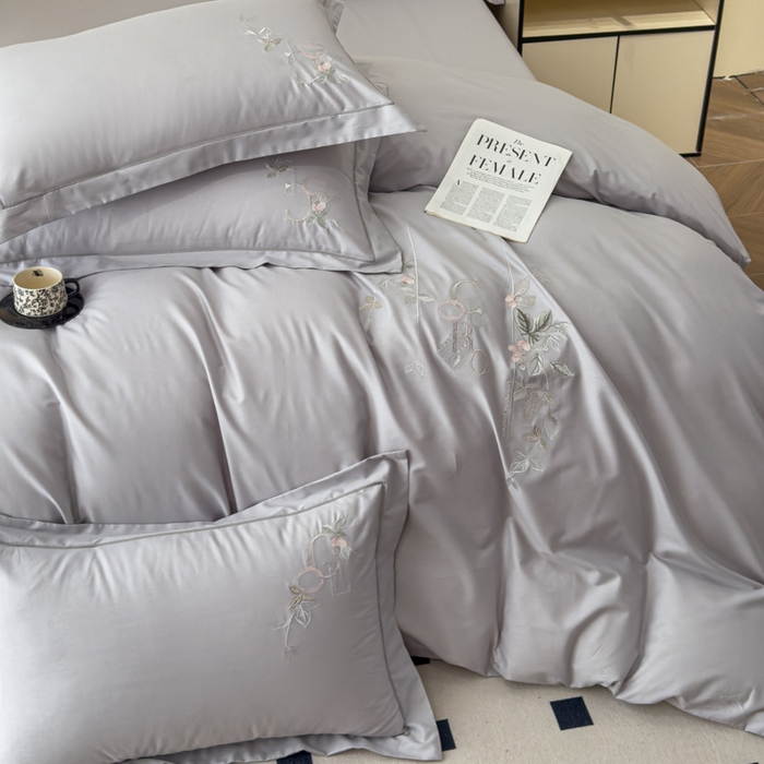 91家纺网 家纺一手货源 找家纺 U品汇 2025新款纯棉全棉长绒棉刺绣绣花高端礼盒四件套-夏瑾系列 夏瑾-亮银灰