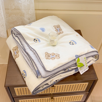 91家纺网 家纺一手货源 找家纺 十九色 2025新款50莱赛尔印花儿童夏被 蓝莓蛋糕