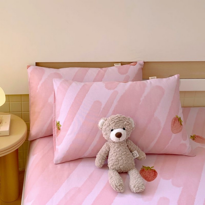 91家纺网 家纺一手货源 找家纺 ME/ERA HOME寐时代 2025新款全棉老粗布床笠款三件套 全棉卡通-草莓-粉