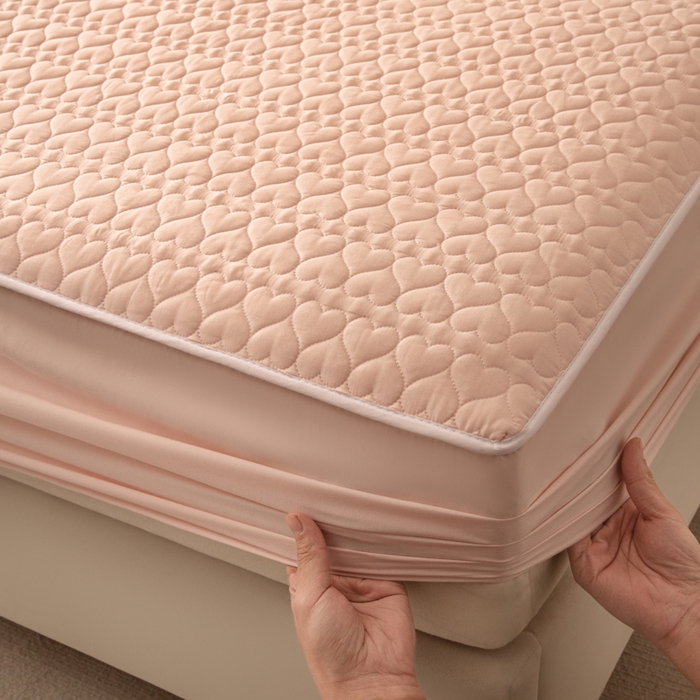 91家纺网 家纺一手货源 找家纺 优悦生活馆 2025新款亲肤水洗棉夹棉防水床笠 桃心-粉