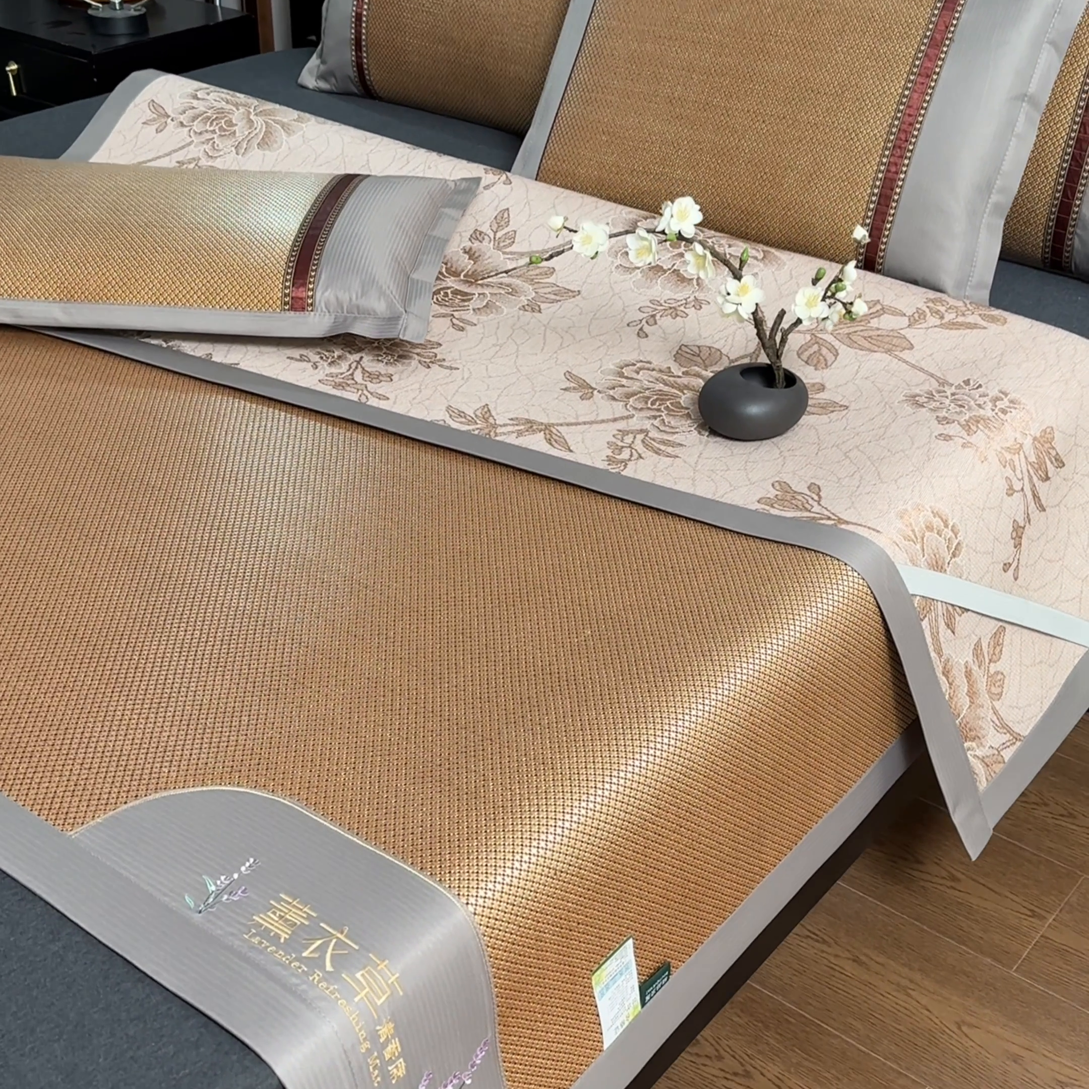 91家纺网 家纺一手货源 找家纺 小牛席业2025新款薰衣草冰藤席系列（冰藤席面）凉席藤席冰藤双面席冰丝席竹席凉席空调席草席三件套 薰衣草清香冰藤席-金色