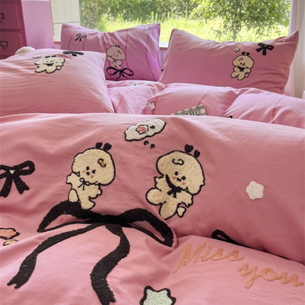 91家纺网 家纺一手货源 找家纺 晚爱家纺 2025新款A类ins风毛巾绣超柔亲肤云朵棉四件套 粉色蝴蝶结