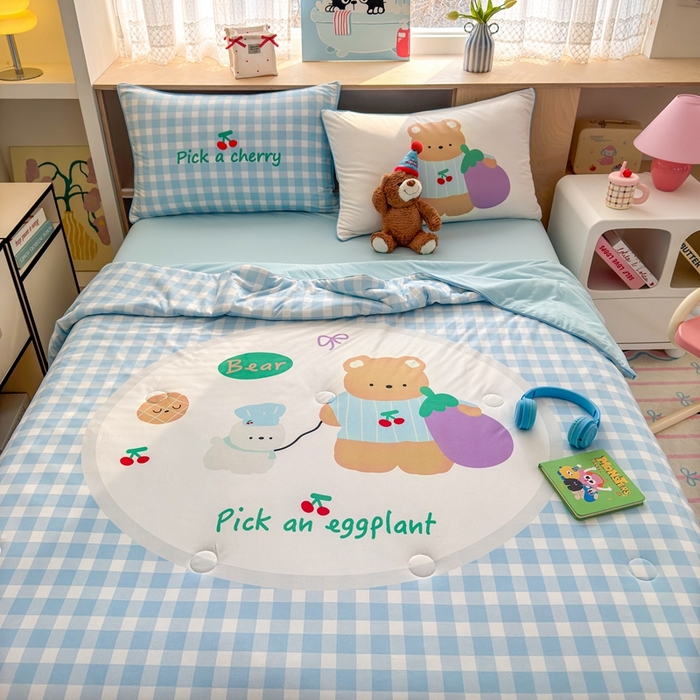 91家纺网 家纺一手货源 找家纺 星期八 2025新款针织棉夏被四件套 茄子小熊