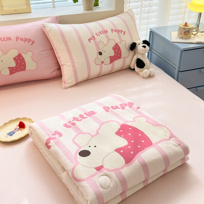 91家纺网 家纺一手货源 找家纺 星期八 2025新款针织棉夏被四件套 竖条狗狗粉