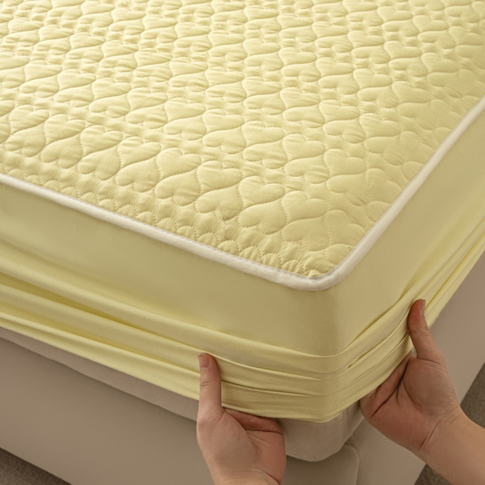 91家纺网 家纺一手货源 找家纺 优悦生活馆 2025新款亲肤水洗棉夹棉防水床笠 桃心-黄