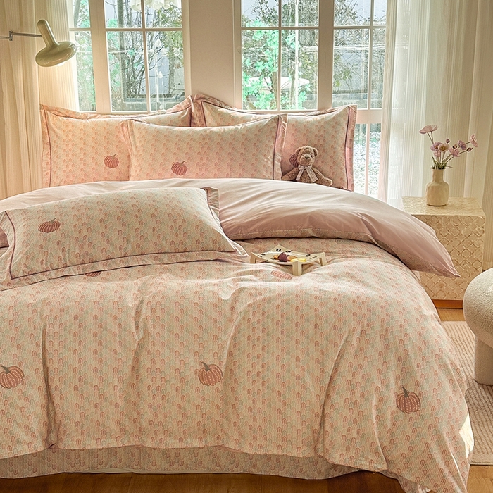 91家纺网 家纺一手货源 找家纺 眷恋家纺 2025年春夏全棉铂金棉13376数码印花四件套 梦幻南瓜-粉