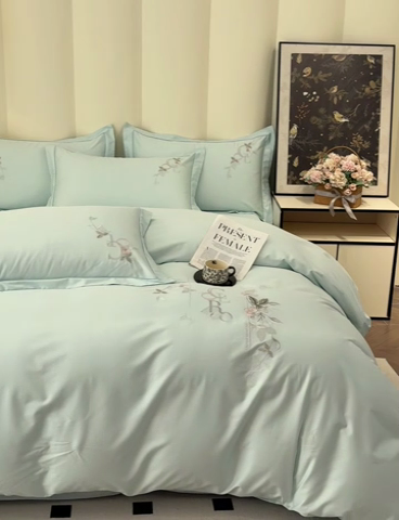 91家纺网 家纺一手货源 找家纺 U品汇 2025新款纯棉全棉长绒棉刺绣绣花高端礼盒四件套-夏瑾系列 夏瑾-天空蓝