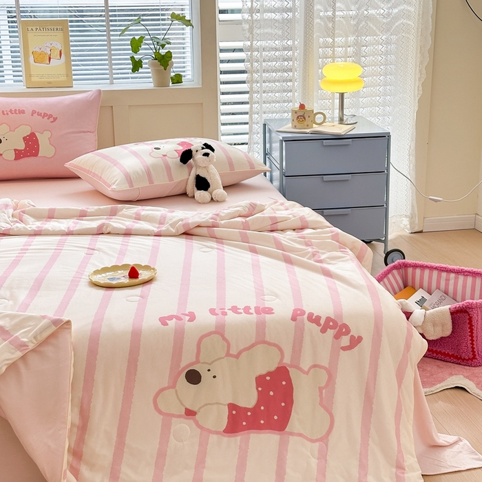 91家纺网 家纺一手货源 找家纺 星期八 2025新款针织棉夏被四件套 竖条狗狗粉