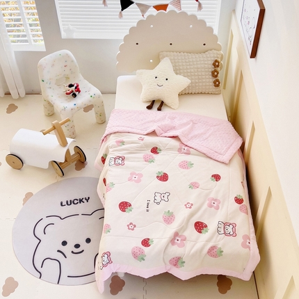 91家纺网 家纺一手货源 找家纺 御棉坊 2025年A类凉感冰豆豆儿童夏被 草莓小狗
