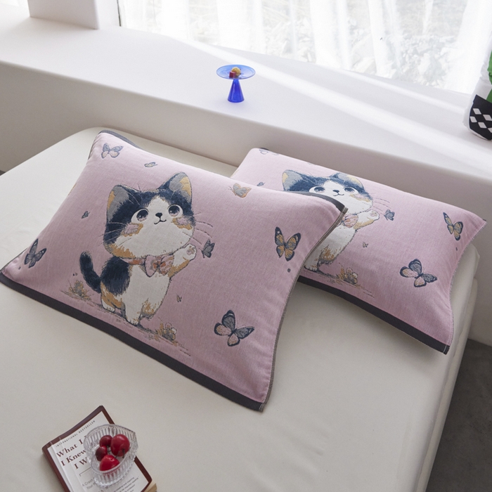 91家纺网 家纺一手货源 找家纺 爱港家纺 2025新款全棉纱布-萌宠治愈系列枕巾 戏蝶猫52*75cm