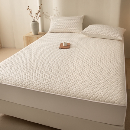 91家纺网 家纺一手货源 找家纺 优悦生活馆 2025新款亲肤水洗棉夹棉防水床笠 桃心-白