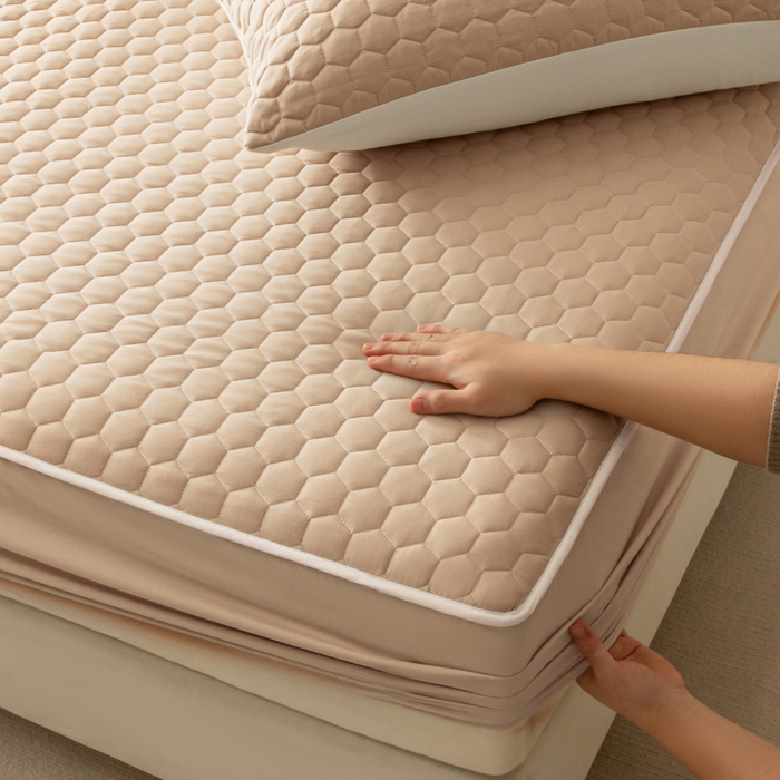 91家纺网 家纺一手货源 找家纺 优悦生活馆 2025新款亲肤水洗棉夹棉防水床笠 方格-卡其