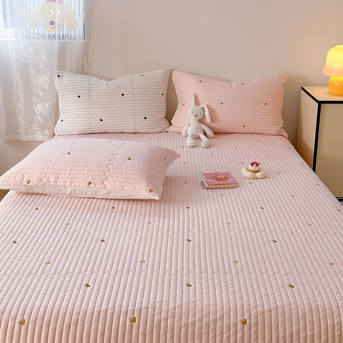 91家纺网 家纺一手货源 找家纺 优悦生活馆 2025新款亲肤舒适水洗棉夹棉床盖 暖心-粉