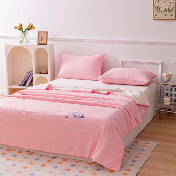 91家纺网 家纺一手货源 找家纺 天瑜家纺 2025新款亲肤舒适泡泡棉夏被 粉+米黄