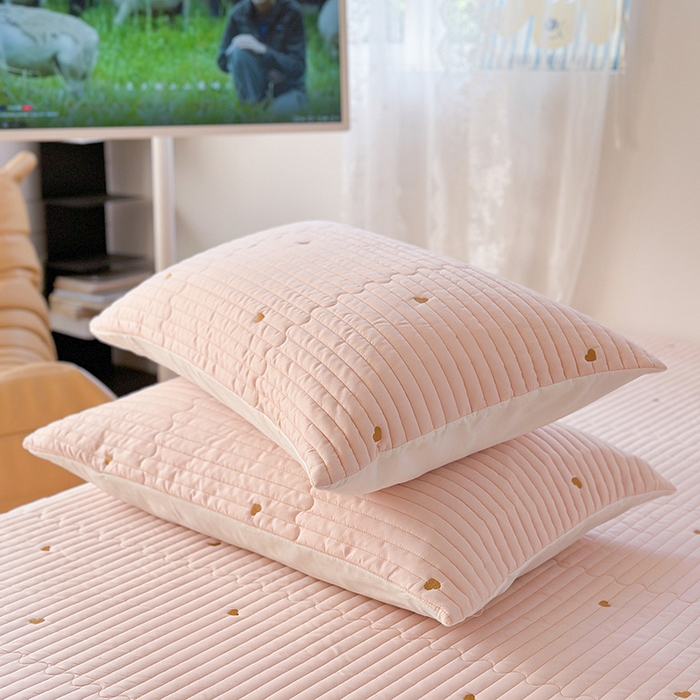 91家纺网 家纺一手货源 找家纺 优悦生活馆 2025新款亲肤舒适水洗棉夹棉床盖 暖心-粉