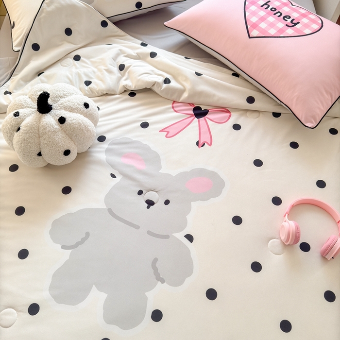 91家纺网 家纺一手货源 找家纺 星期八 2025新款针织棉夏被四件套 波点兔