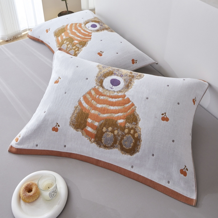 91家纺网 家纺一手货源 找家纺 爱港家纺 2025新款全棉纱布-萌宠治愈系列枕巾 樱桃熊52*75cm