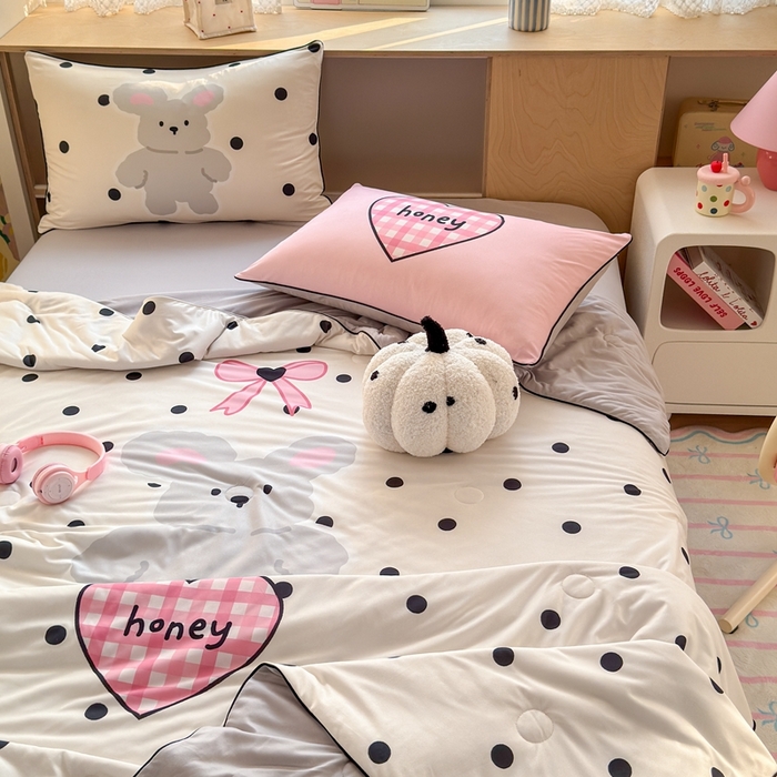 91家纺网 家纺一手货源 找家纺 星期八 2025新款针织棉夏被四件套 波点兔