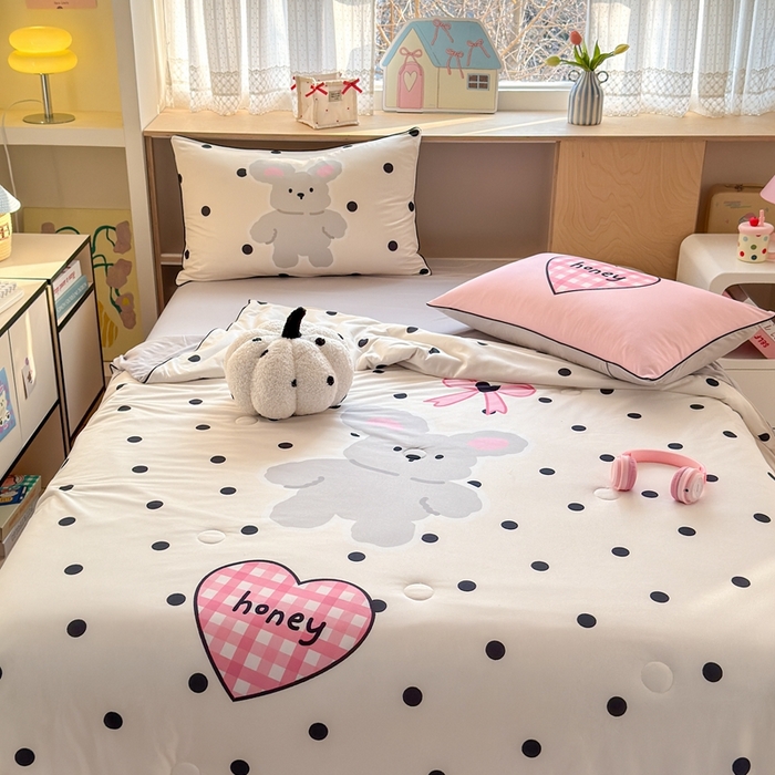 91家纺网 家纺一手货源 找家纺 星期八 2025新款针织棉夏被四件套 波点兔