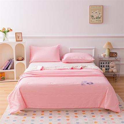 91家纺网 家纺一手货源 找家纺 天瑜家纺 2025新款亲肤舒适泡泡棉夏被 粉+米黄