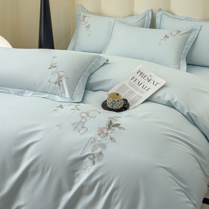 91家纺网 家纺一手货源 找家纺 U品汇 2025新款纯棉全棉长绒棉刺绣绣花高端礼盒四件套-夏瑾系列 夏瑾-天空蓝
