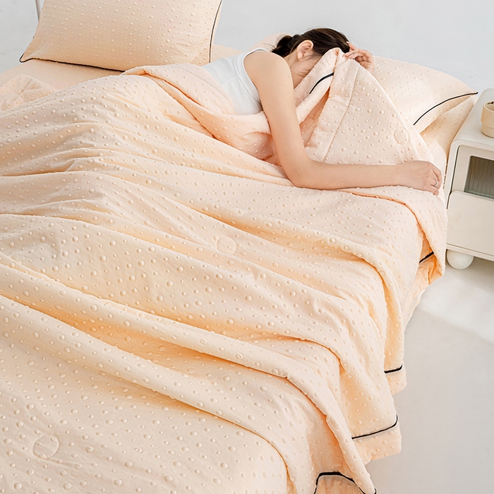 91家纺网 家纺一手货源 找家纺 绒世界 绒世界 2025新款凉豆豆包边夏被四件套 凉豆豆-香槟色