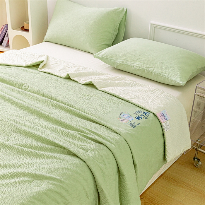 91家纺网 家纺一手货源 找家纺 天瑜家纺 2025新款亲肤舒适泡泡棉夏被 绿+米黄