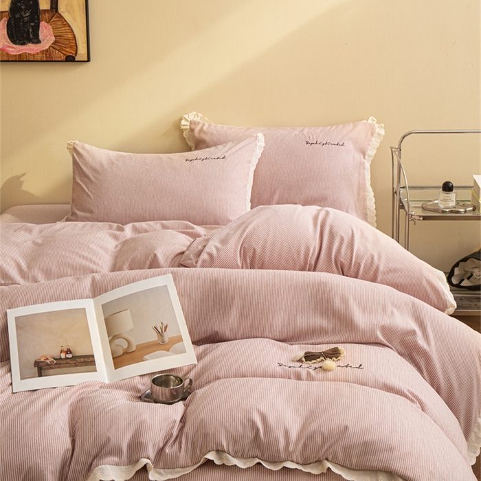 91家纺网 家纺一手货源 找家纺 庭笙 2025新款无印.色织条纹少女韩式小花边简约条纹四件套 色织条纹.咖红