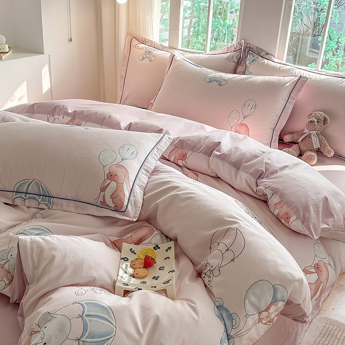 91家纺网 家纺一手货源 找家纺 眷恋家纺 2025年春夏全棉铂金棉13376数码印花四件套 欢乐园-粉（有小号）