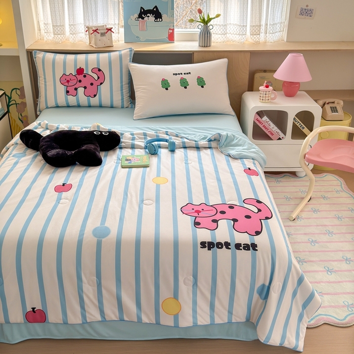 91家纺网 家纺一手货源 找家纺 星期八 2025新款针织棉夏被四件套 波点小猫