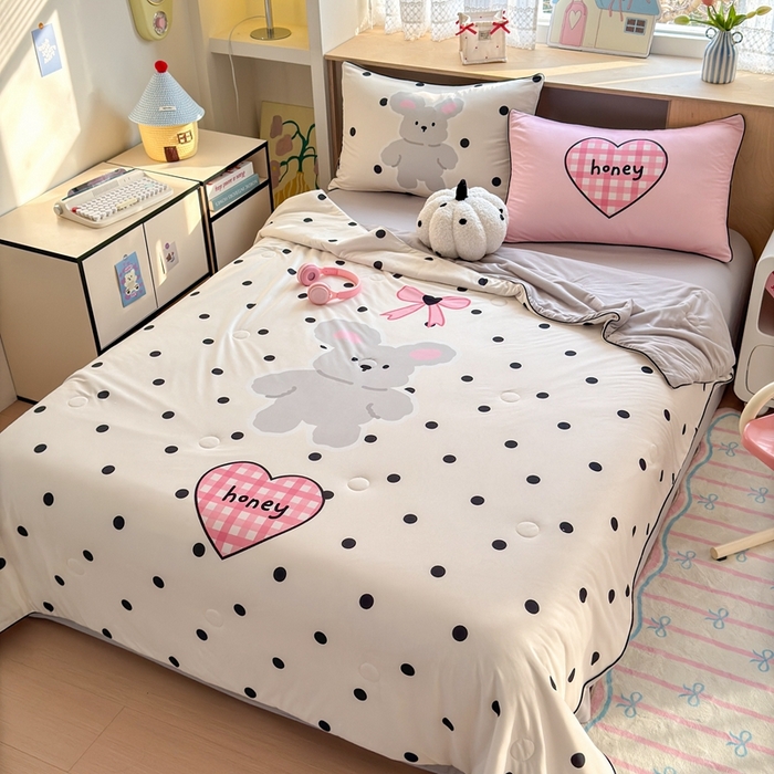 91家纺网 家纺一手货源 找家纺 星期八 2025新款针织棉夏被四件套 波点兔