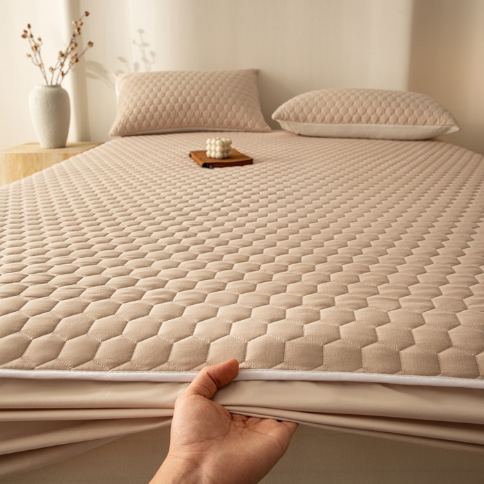 91家纺网 家纺一手货源 找家纺 优悦生活馆 2025新款亲肤水洗棉夹棉防水床笠 方格-卡其