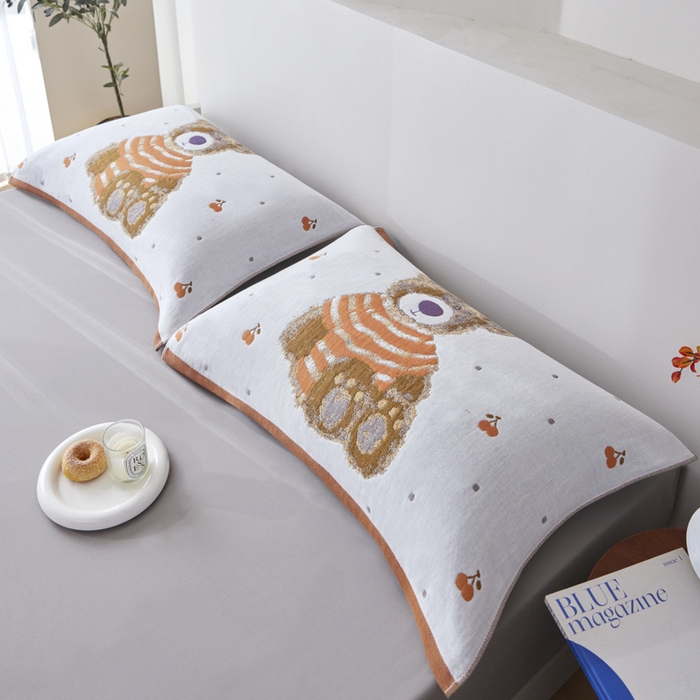 91家纺网 家纺一手货源 找家纺 爱港家纺 2025新款全棉纱布-萌宠治愈系列枕巾 樱桃熊52*75cm