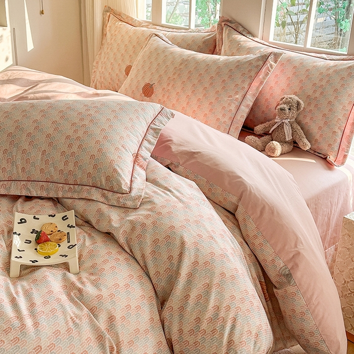 91家纺网 家纺一手货源 找家纺 眷恋家纺 2025年春夏全棉铂金棉13376数码印花四件套 梦幻南瓜-粉