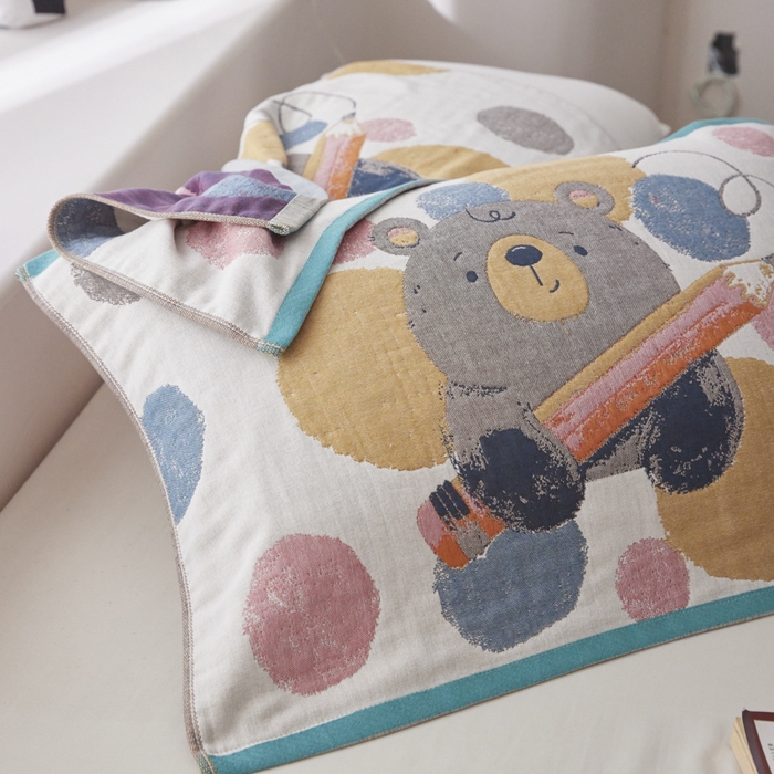 91家纺网 家纺一手货源 找家纺 爱港家纺 2025新款全棉纱布-萌宠治愈系列枕巾 铅笔熊52*75cm