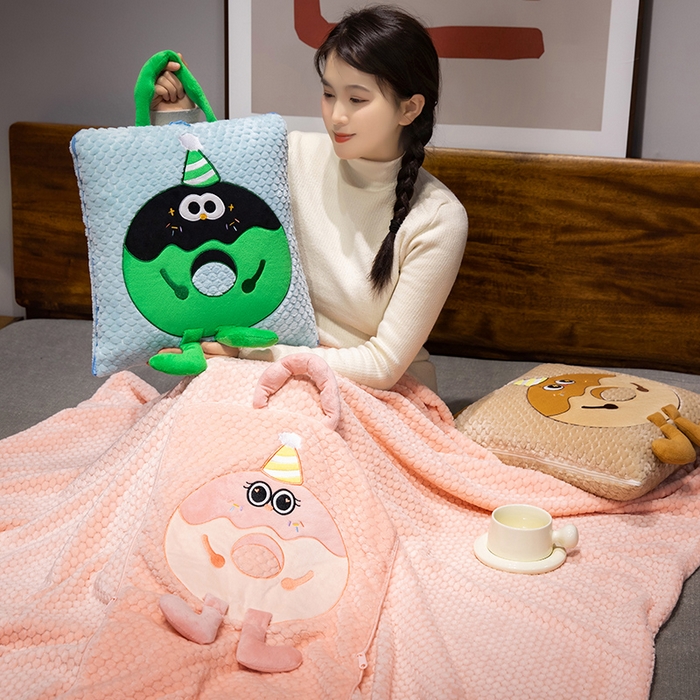 91家纺网 家纺一手货源 找家纺 中华鲟2025新款多功能豆豆绒提花网红抱枕毯卡通立体贴布刺绣抱枕被 甜甜圈毛毯-黄