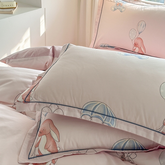 91家纺网 家纺一手货源 找家纺 眷恋家纺 2025年春夏全棉铂金棉13376数码印花四件套 欢乐园-粉（有小号）