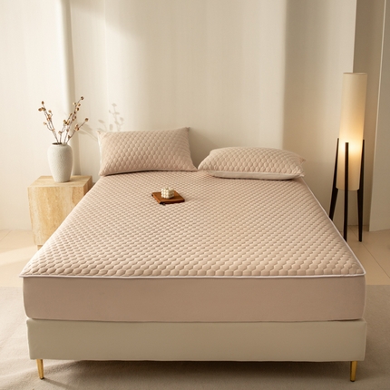 91家纺网 家纺一手货源 找家纺 优悦生活馆 2025新款亲肤水洗棉夹棉防水床笠 方格-卡其