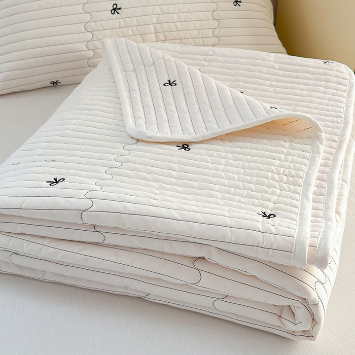 91家纺网 家纺一手货源 找家纺 优悦生活馆 2025新款亲肤舒适水洗棉夹棉床盖 幻蝶-白