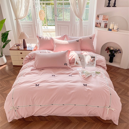 91家纺网 家纺一手货源 找家纺 庭笙 2025新款小香风满版刺绣蝴蝶小清新四件套—黑巧可可 浅豆粉