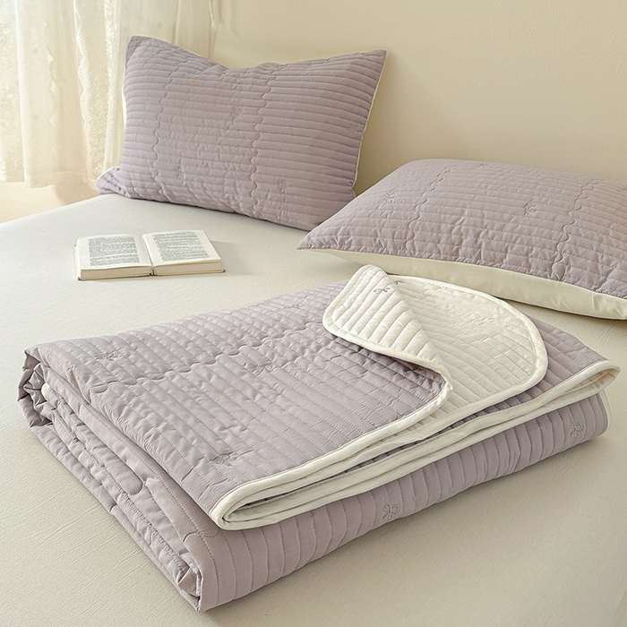 91家纺网 家纺一手货源 找家纺 优悦生活馆 2025新款亲肤舒适水洗棉夹棉床盖 幻蝶-紫