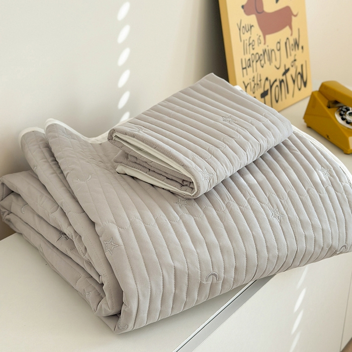 91家纺网 家纺一手货源 找家纺 优悦生活馆 2025新款亲肤舒适水洗棉夹棉床盖 星愿-灰
