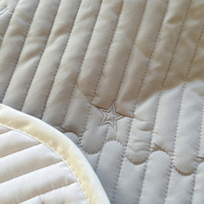 91家纺网 家纺一手货源 找家纺 优悦生活馆 2025新款亲肤舒适水洗棉夹棉床盖 星愿-灰