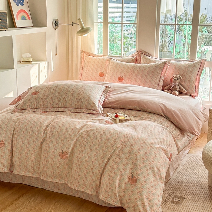 91家纺网 家纺一手货源 找家纺 眷恋家纺 2025年春夏全棉铂金棉13376数码印花四件套 梦幻南瓜-粉