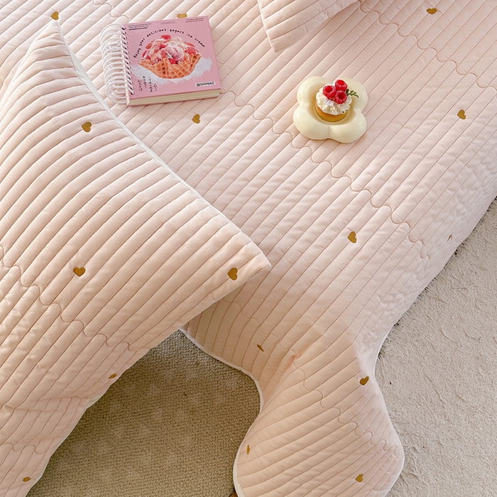 91家纺网 家纺一手货源 找家纺 优悦生活馆 2025新款亲肤舒适水洗棉夹棉床盖 暖心-粉