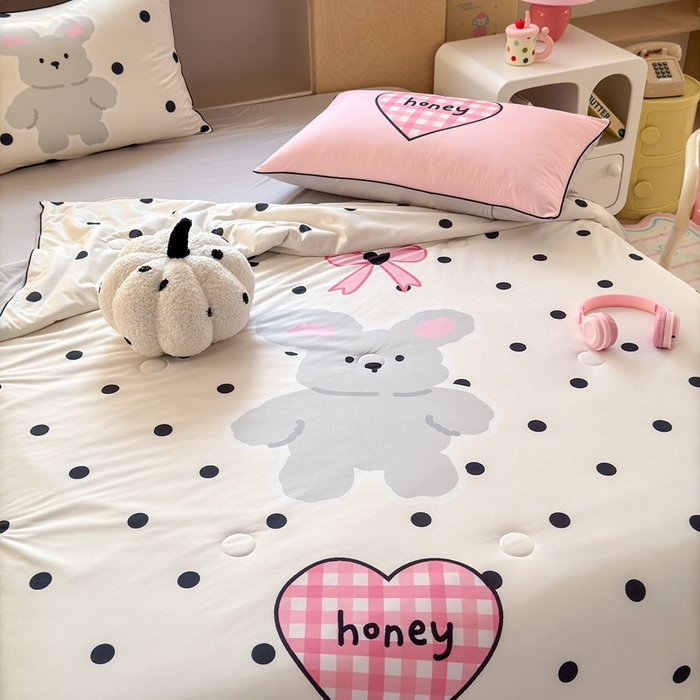 91家纺网 家纺一手货源 找家纺 星期八 2025新款针织棉夏被四件套 波点兔