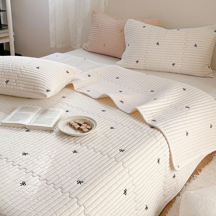 91家纺网 家纺一手货源 找家纺 优悦生活馆 2025新款亲肤舒适水洗棉夹棉床盖 幻蝶-白