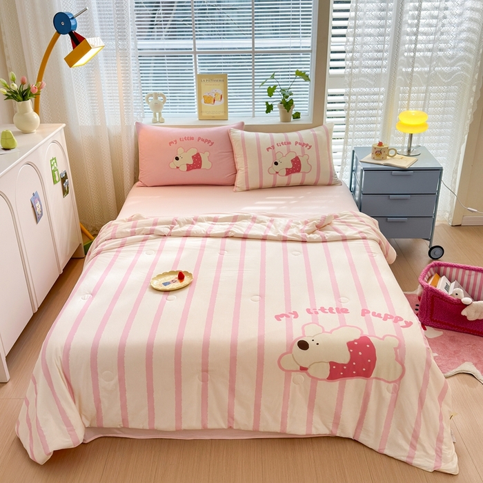 91家纺网 家纺一手货源 找家纺 星期八 2025新款针织棉夏被四件套 竖条狗狗粉