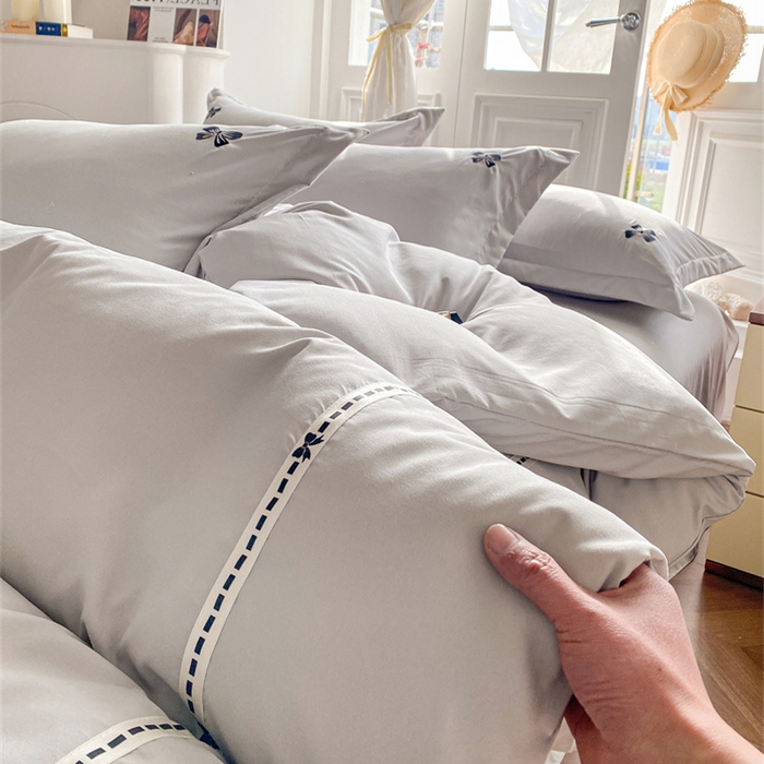 91家纺网 家纺一手货源 找家纺 庭笙 2025新款小香风满版刺绣蝴蝶小清新四件套—黑巧可可 浅灰